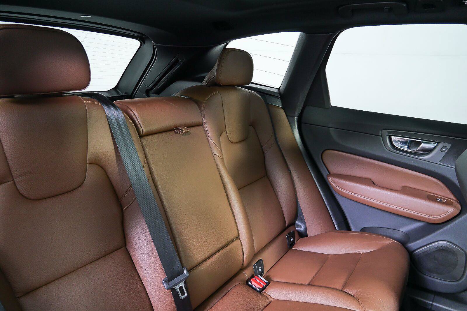 Used 2022 Volvo XC60 B5 Momentum w/ Advanced Package FWD image 19
