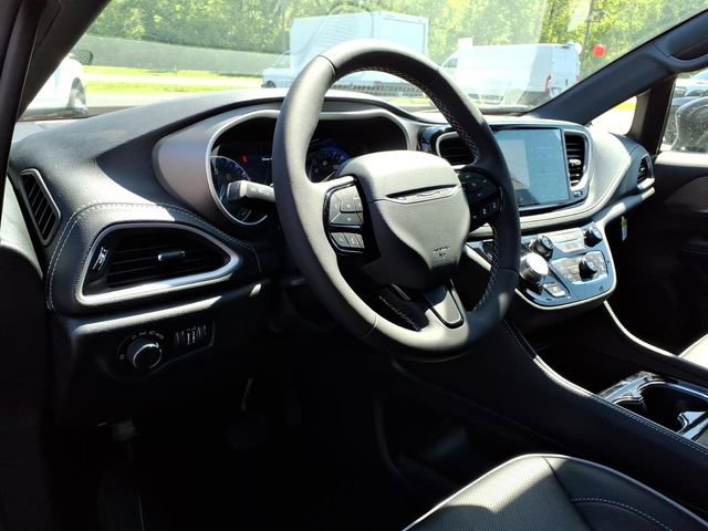 New 2027 Chrysler Pacifica Limited FWD image 14