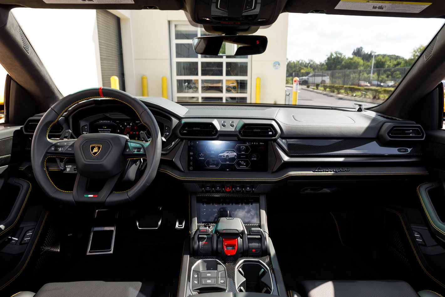 Used 2025 Lamborghini Urus SE AWD/4WD image 41