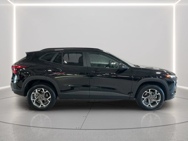 Used 2025 Chevrolet Trax LT w/ LT Convenience Package FWD image 7