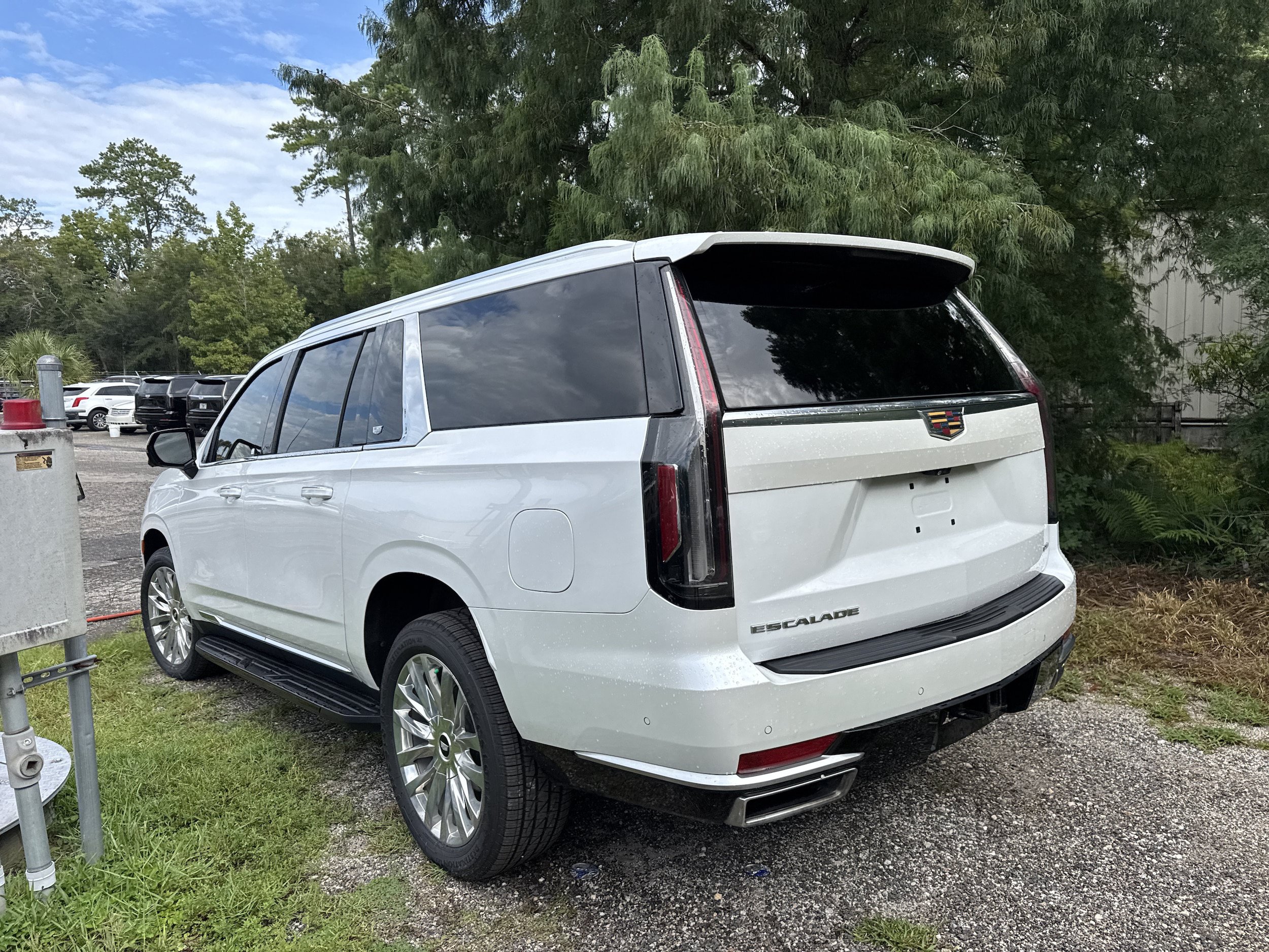 Used 2023 Cadillac Escalade ESV Premium Luxury AWD/4WD image 2