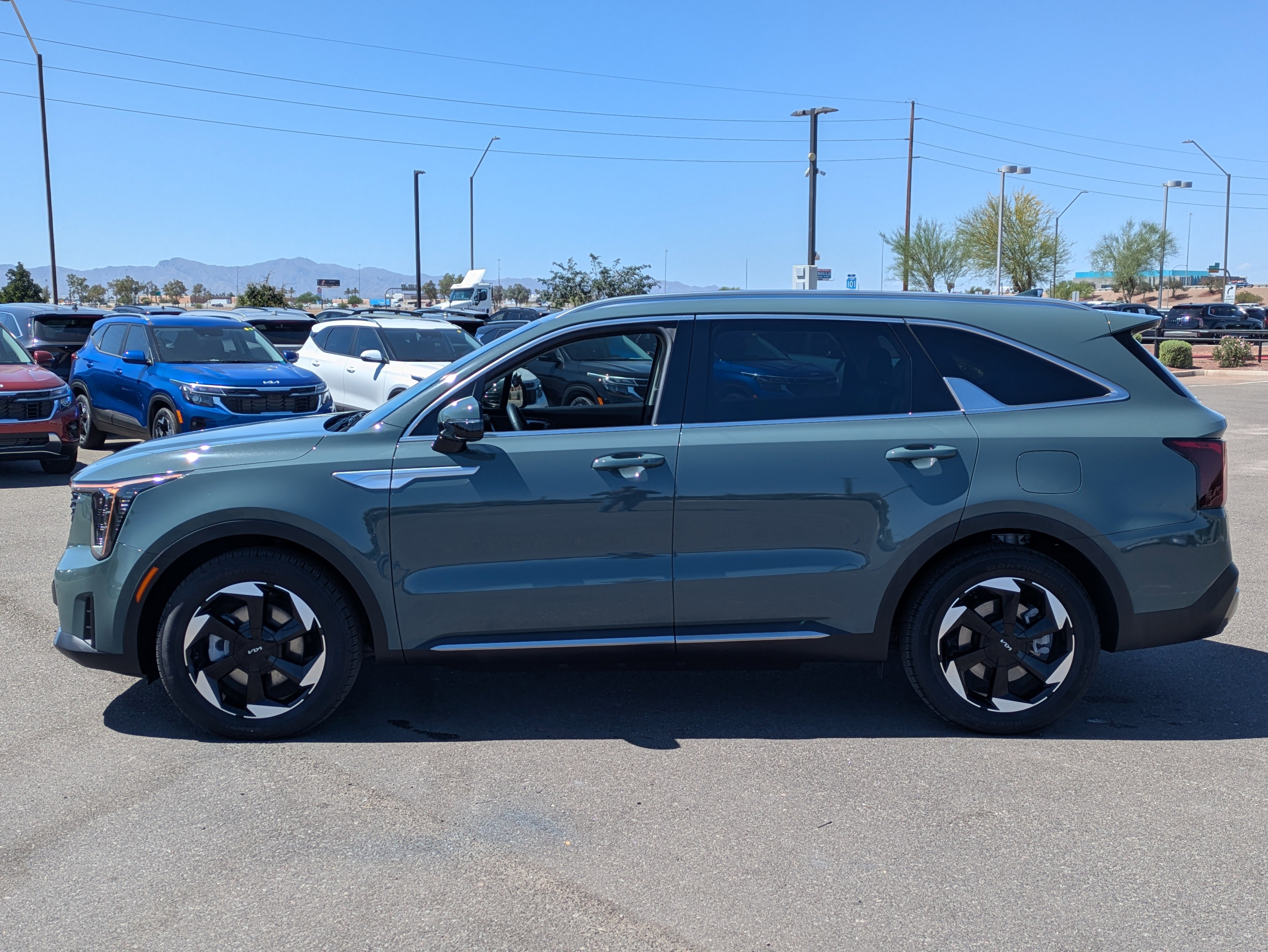 Certified 2025 Kia Sorento EX AWD/4WD image 2