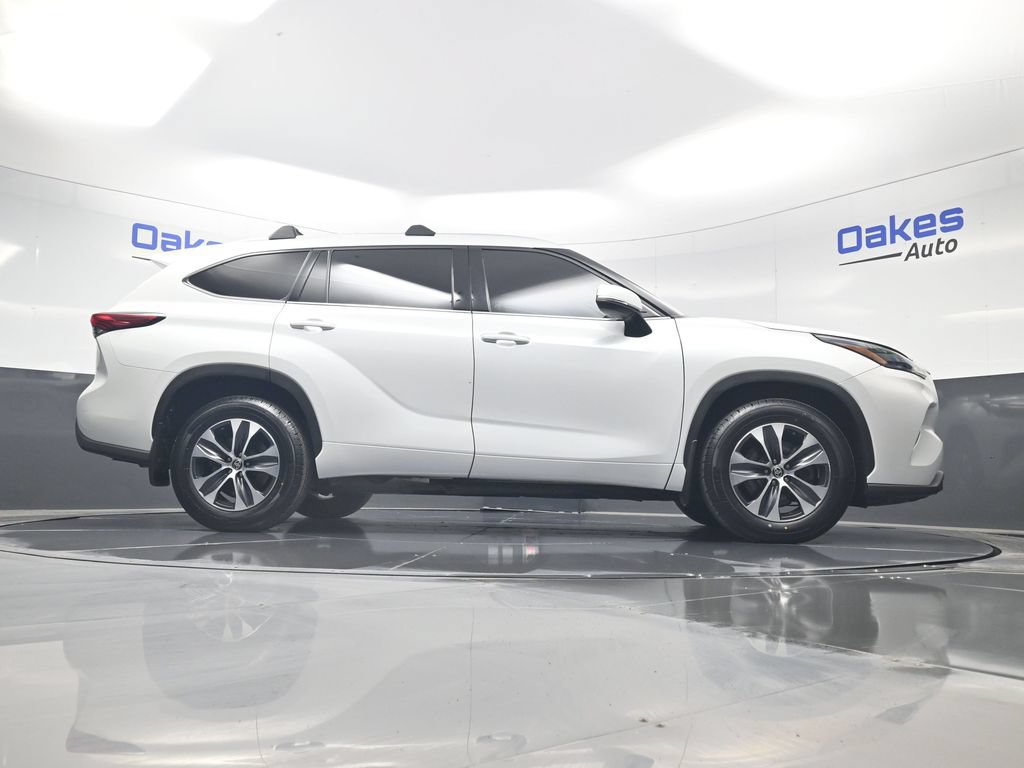 Used 2022 Toyota Highlander XLE AWD/4WD image 46