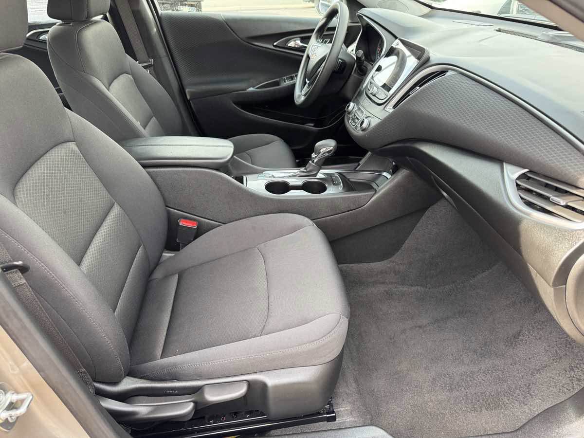 Used 2025 Chevrolet Malibu LT FWD image 16