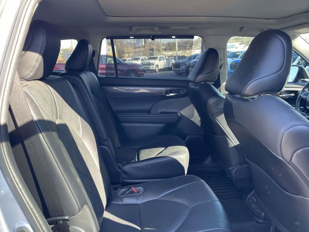 Used 2022 Toyota Highlander Platinum image 16
