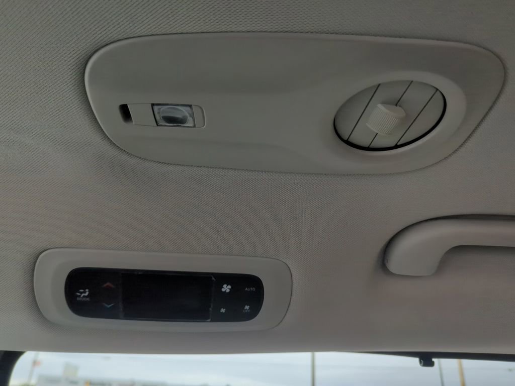 Used 2018 Chrysler Pacifica Touring-L w/ Tire & Wheel Group image 44