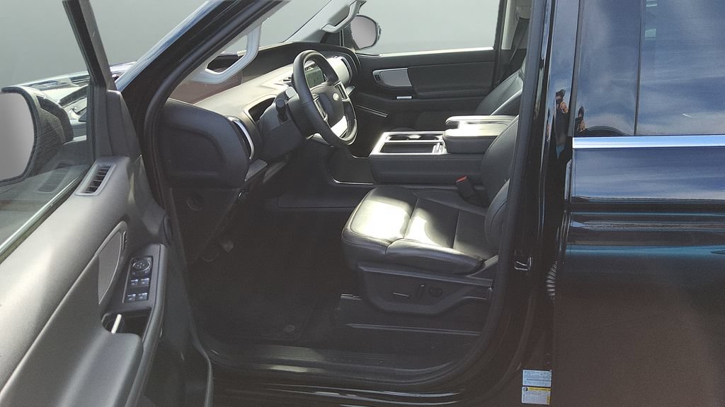 Used 2025 Ford Expedition Active AWD/4WD image 12