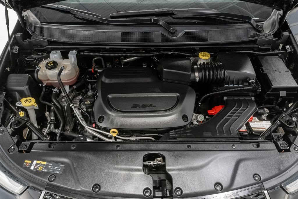 Used 2023 Chrysler Pacifica Touring-L FWD image 3