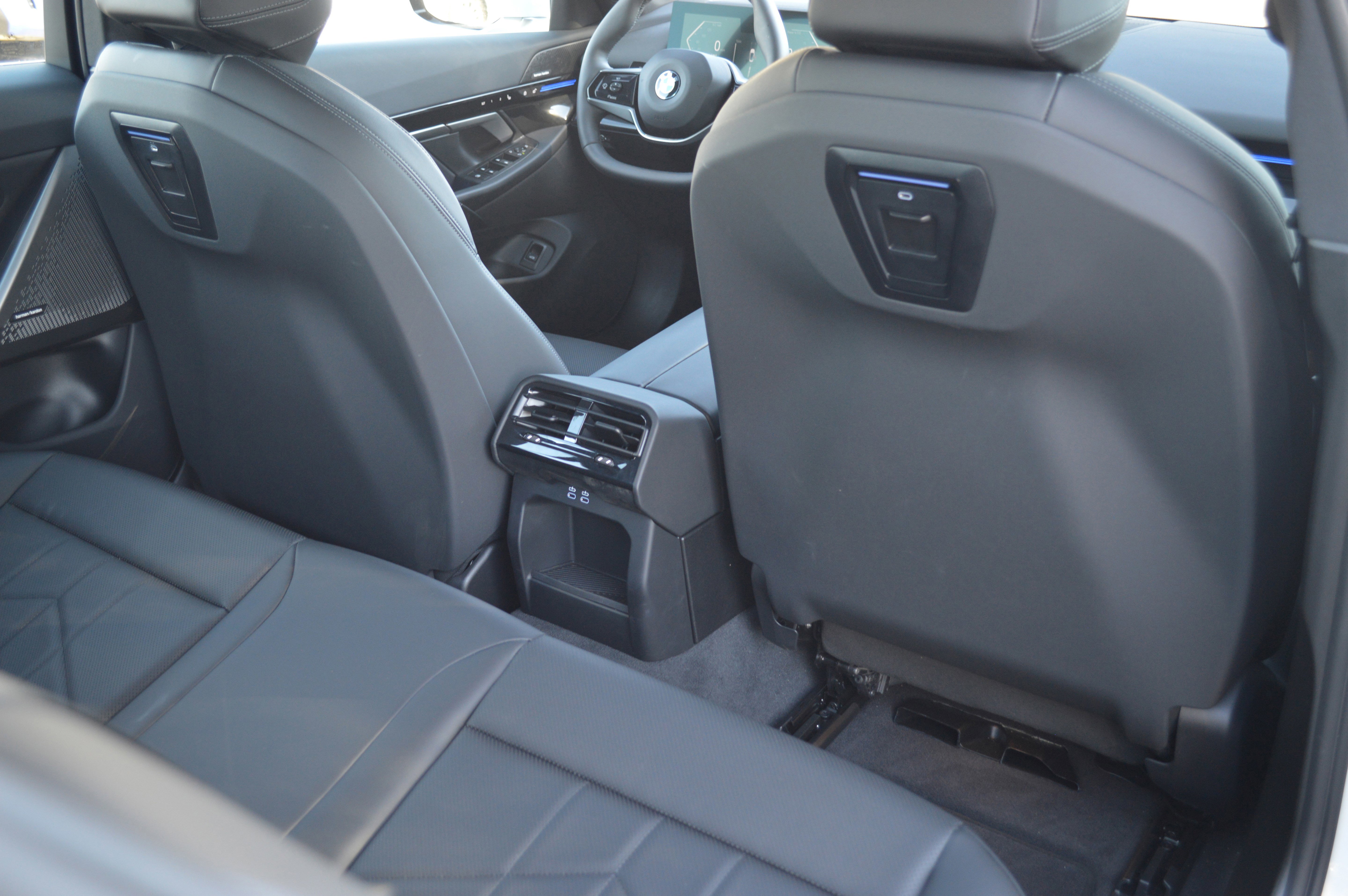 Used 2025 BMW 530i xDrive w/ Premium Package image 33