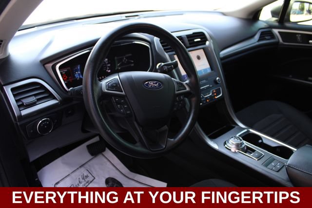 Used 2020 Ford Fusion SE FWD image 2