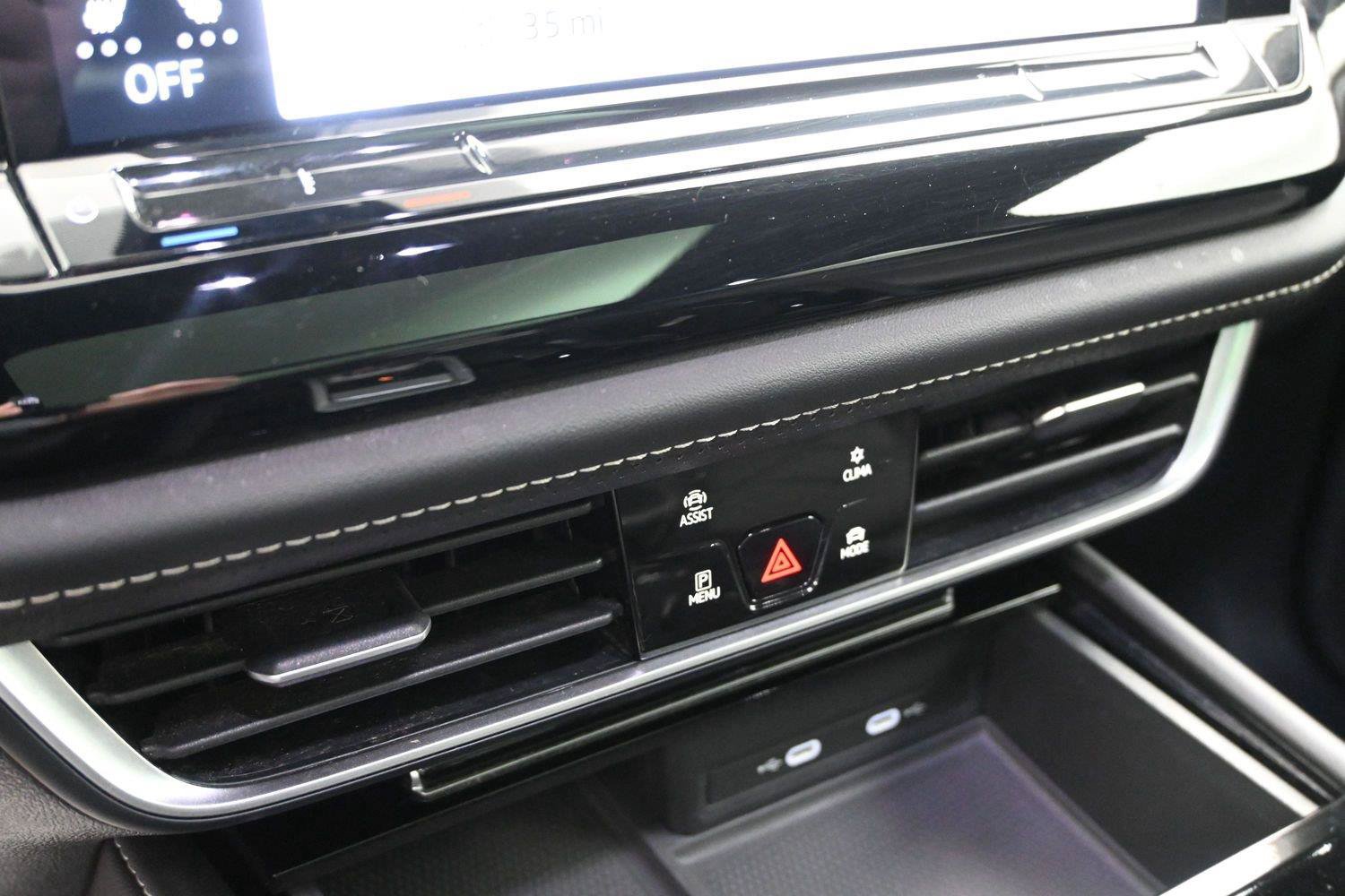 Certified 2024 Volkswagen Atlas Cross Sport SE w/ Panoramic Sunroof Package AWD/4WD image 5