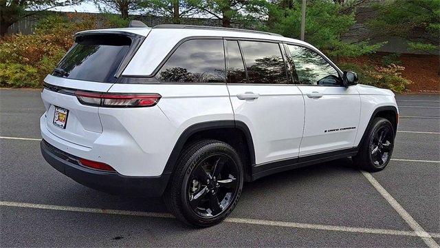 Used 2024 Jeep Grand Cherokee Altitude image 8