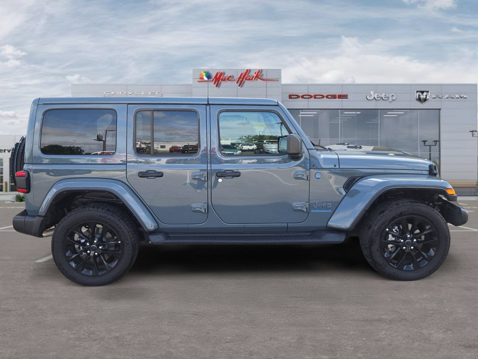Used 2025 Jeep Wrangler Unlimited Sahara AWD/4WD image 6