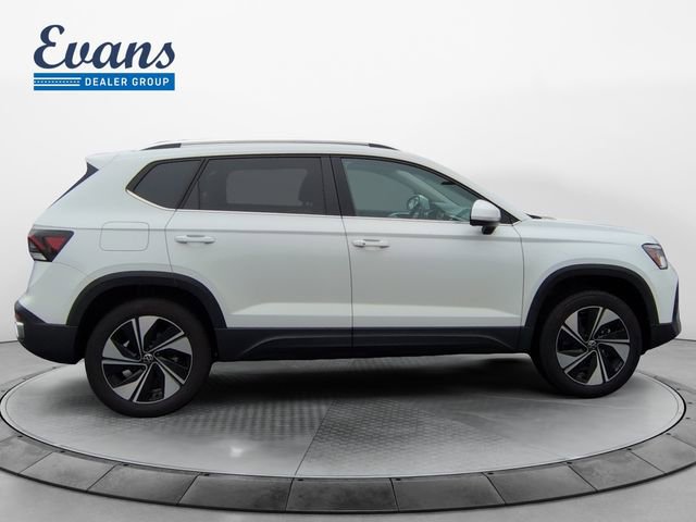 Certified 2025 Volkswagen Taos SE image 8
