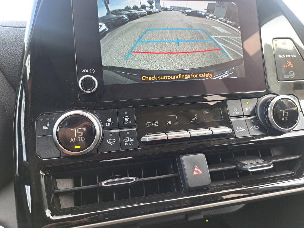 Used 2024 Toyota Highlander XLE FWD image 11