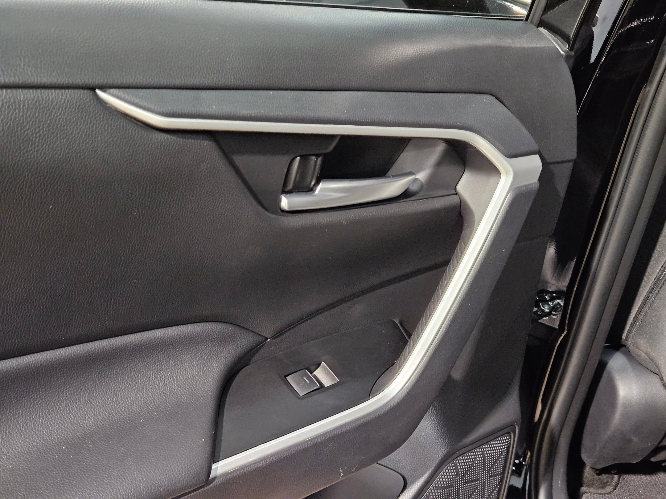 Used 2025 Toyota RAV4 XLE FWD image 35
