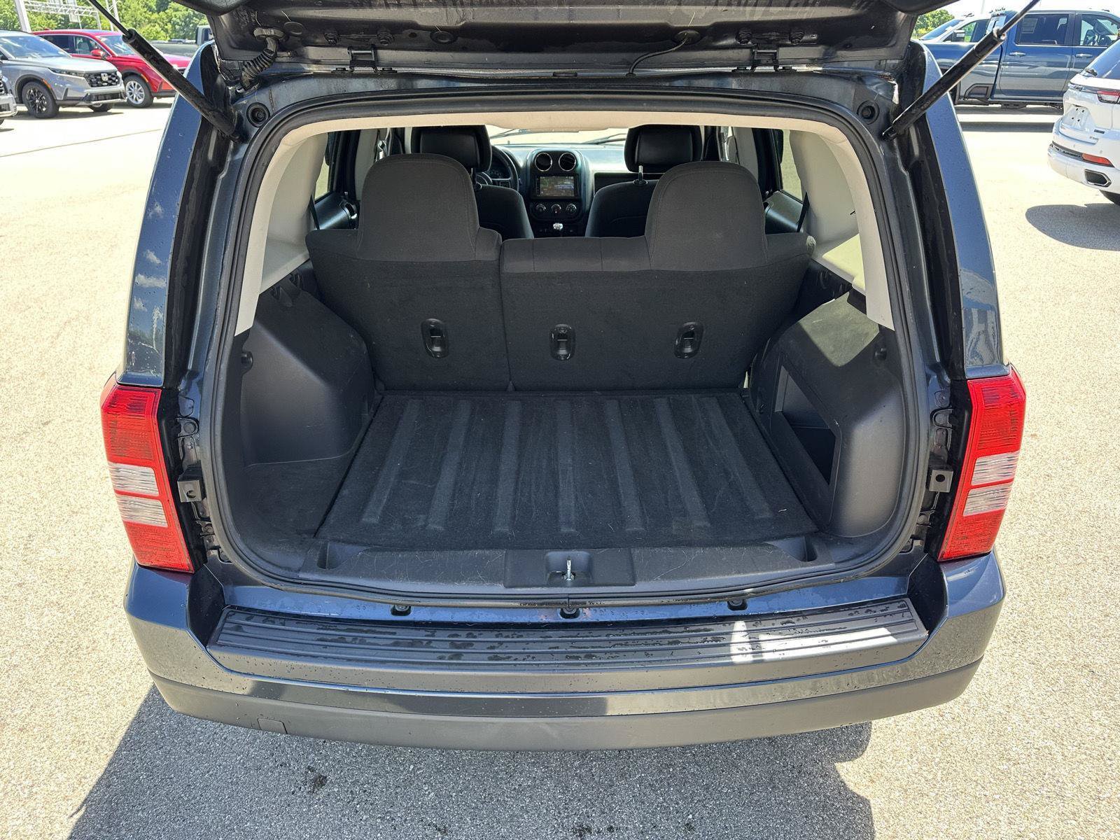 Used 2014 Jeep Patriot Latitude AWD/4WD image 5