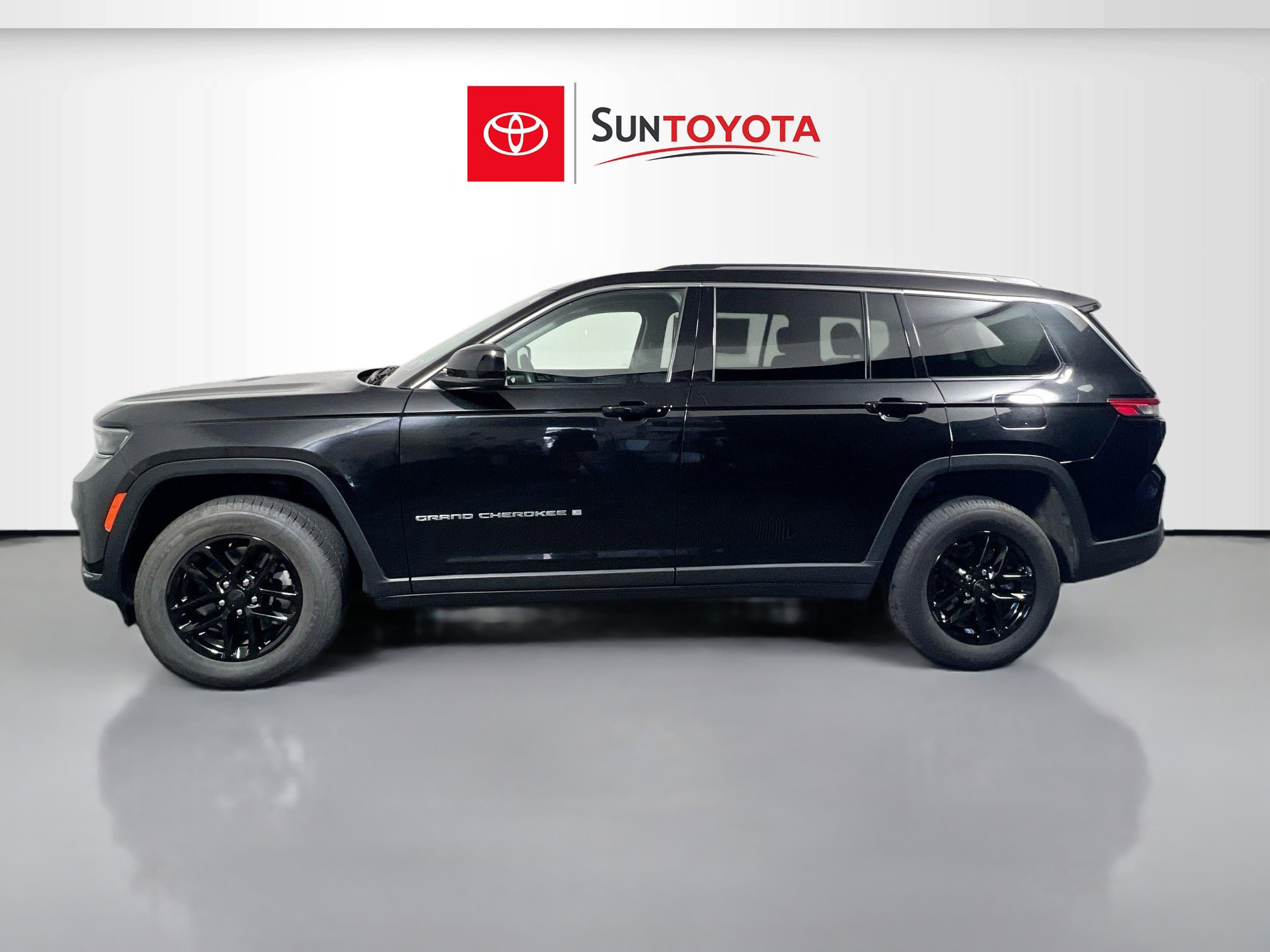 Used 2023 Jeep Grand Cherokee L Laredo RWD image 7