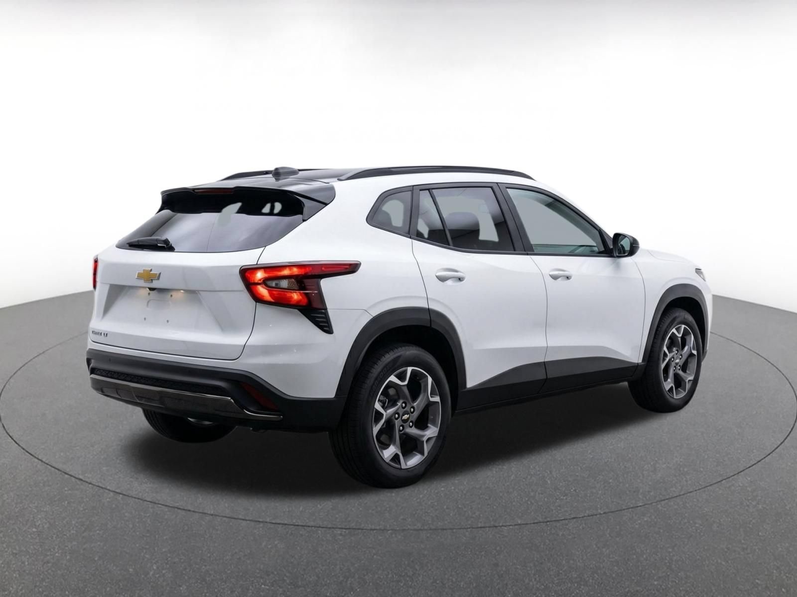 Used 2025 Chevrolet Trax LT FWD image 8