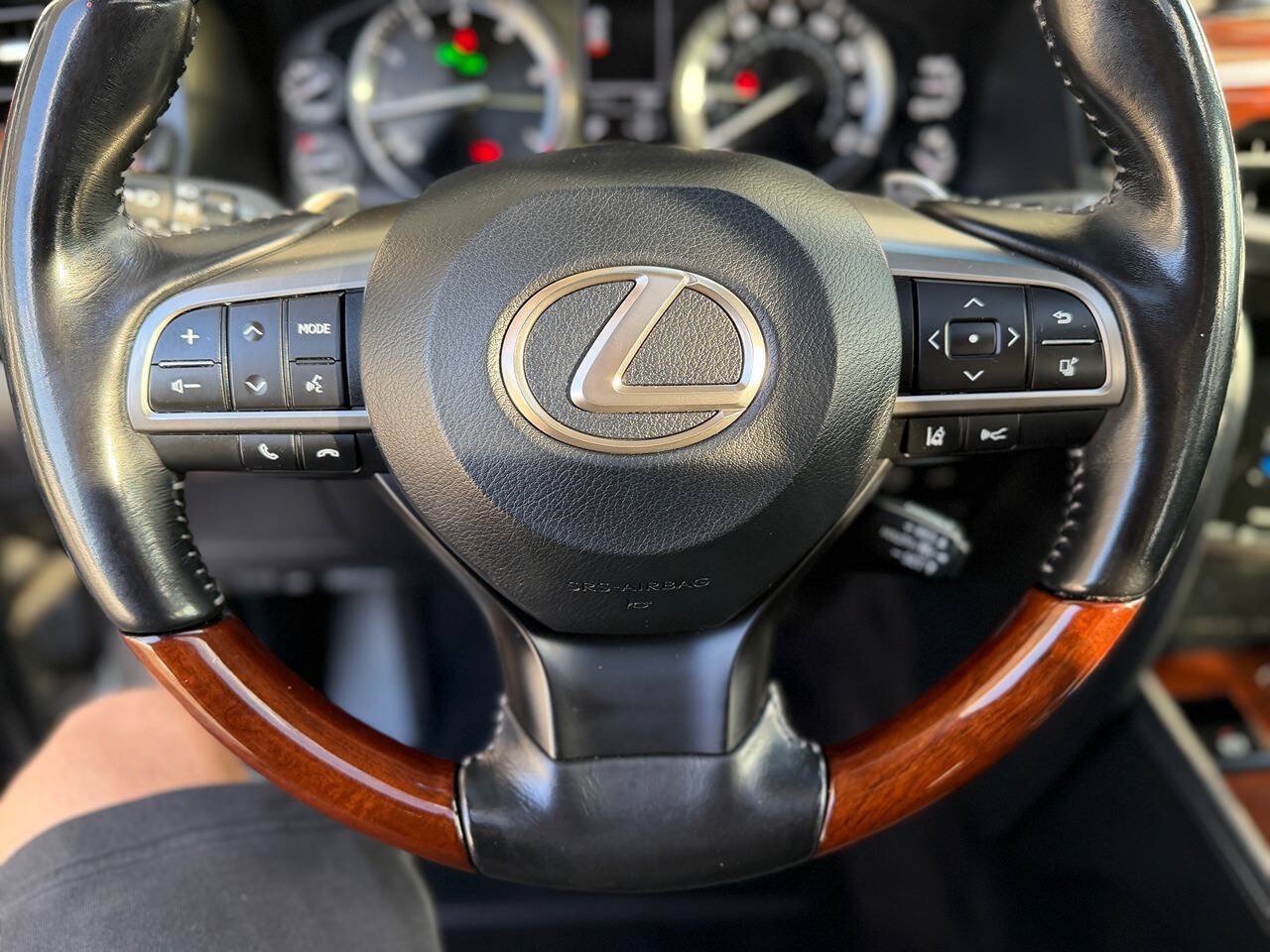 Used 2017 Lexus LX 570 4WD w/ Luxury Package image 56
