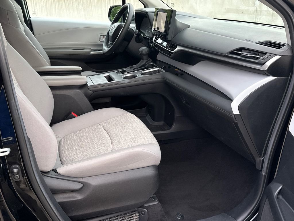 Used 2025 Toyota Sienna LE FWD image 10