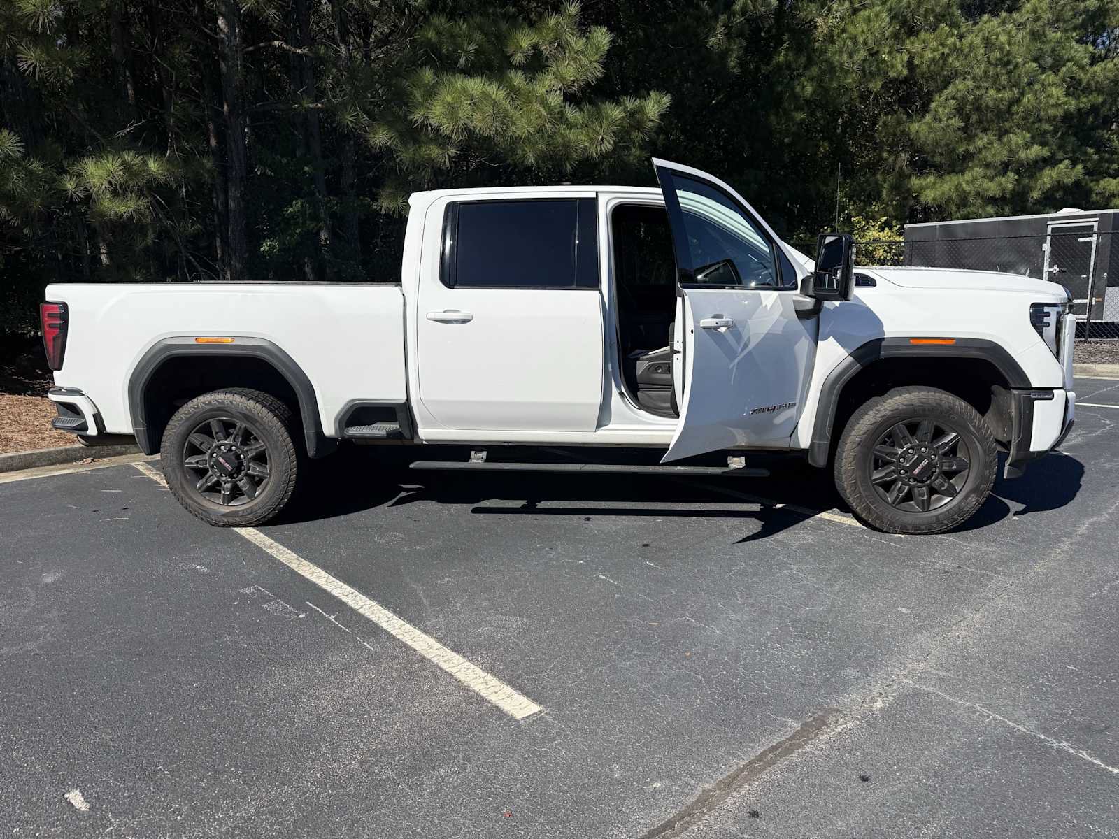 Used 2024 GMC Sierra 2500 AT4 w/ AT4 Preferred Package AWD/4WD image 4