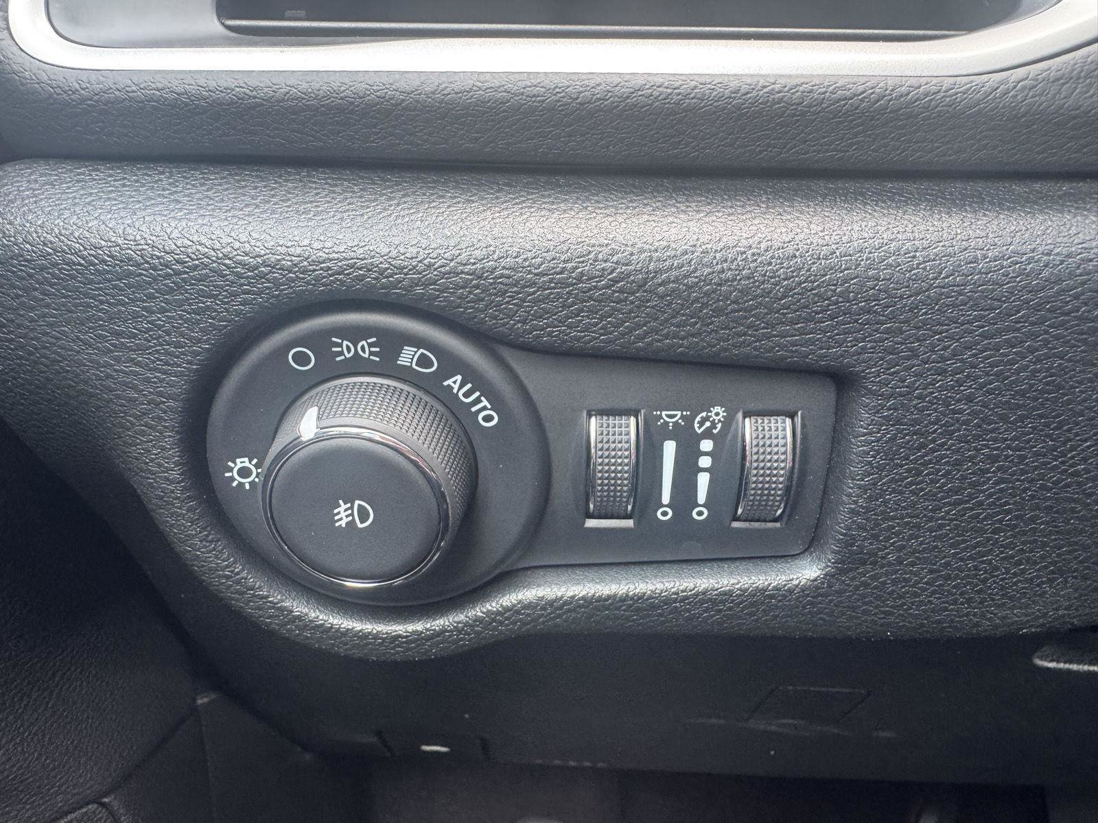Used 2025 Chrysler Pacifica Select FWD image 17