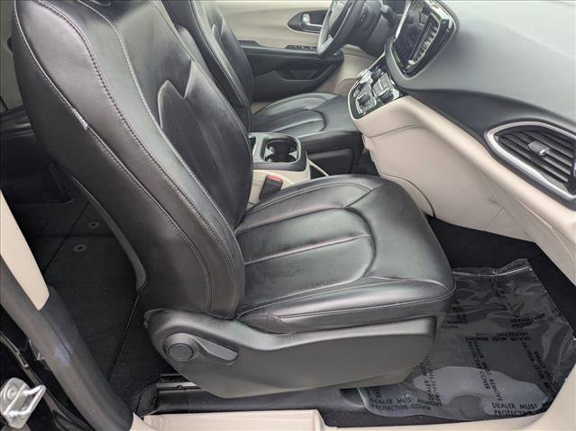 Used 2023 Chrysler Pacifica Touring-L FWD image 20