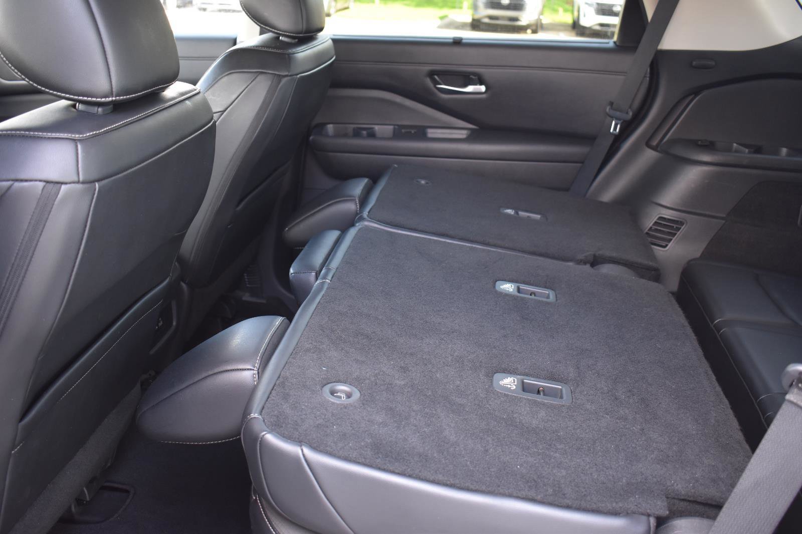Used 2024 Nissan Pathfinder SL FWD image 54