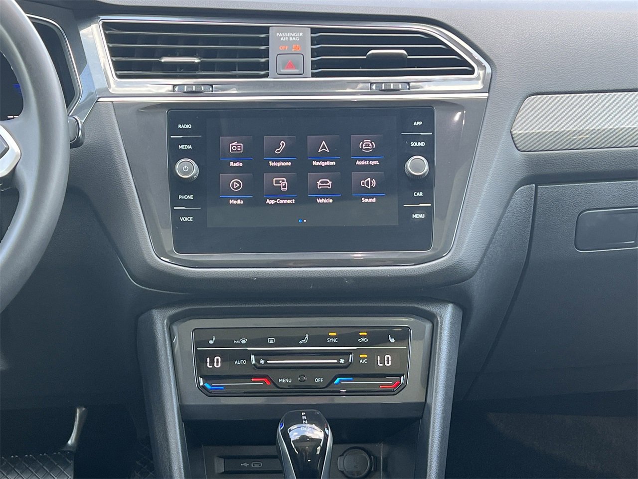 Used 2023 Volkswagen Tiguan SE image 3