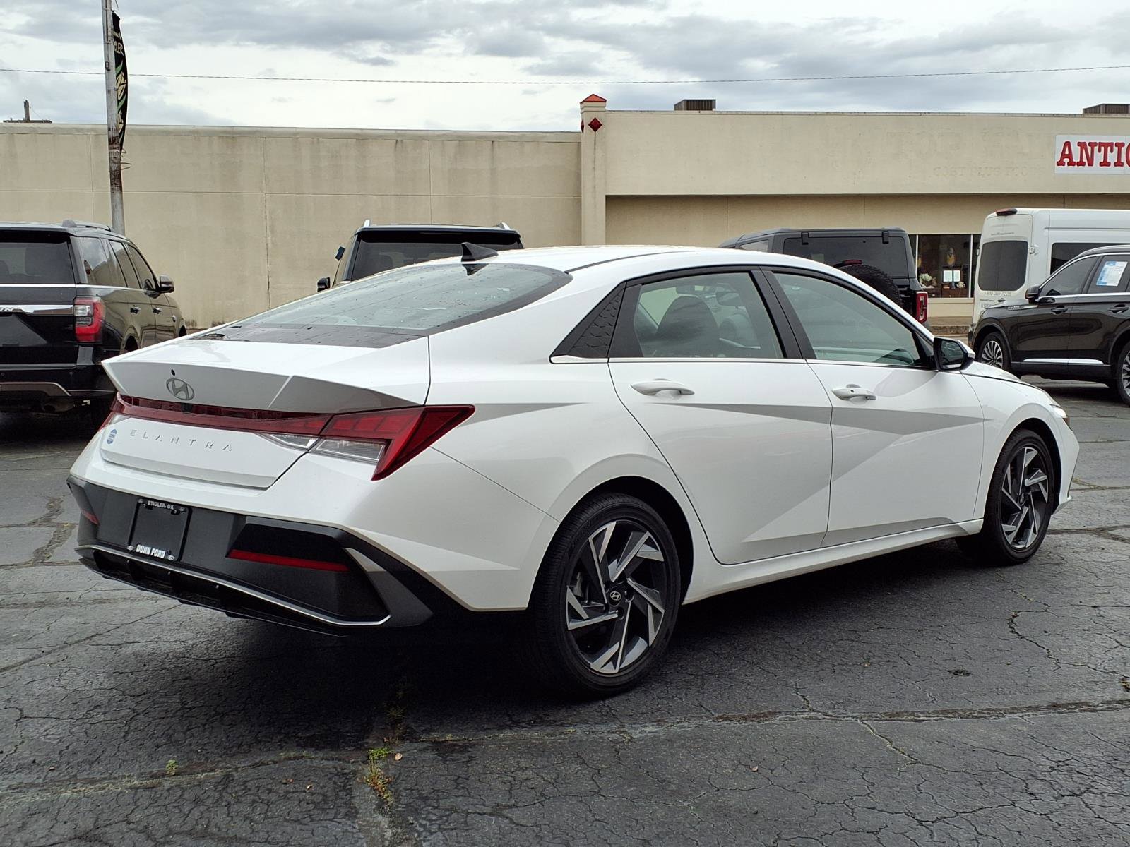 Used 2025 Hyundai Elantra SEL FWD image 2