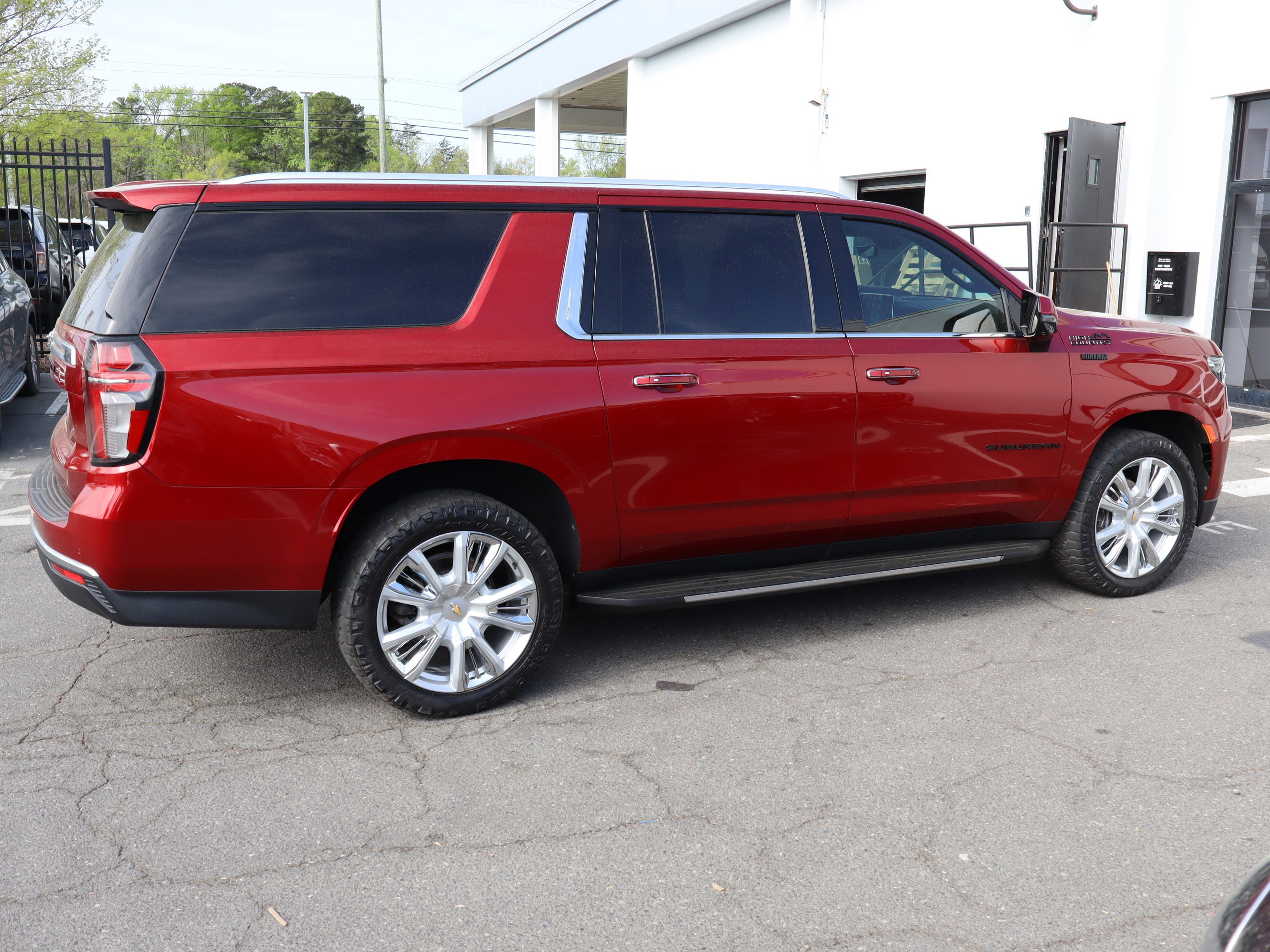 Used 2022 Chevrolet Suburban High Country image 11