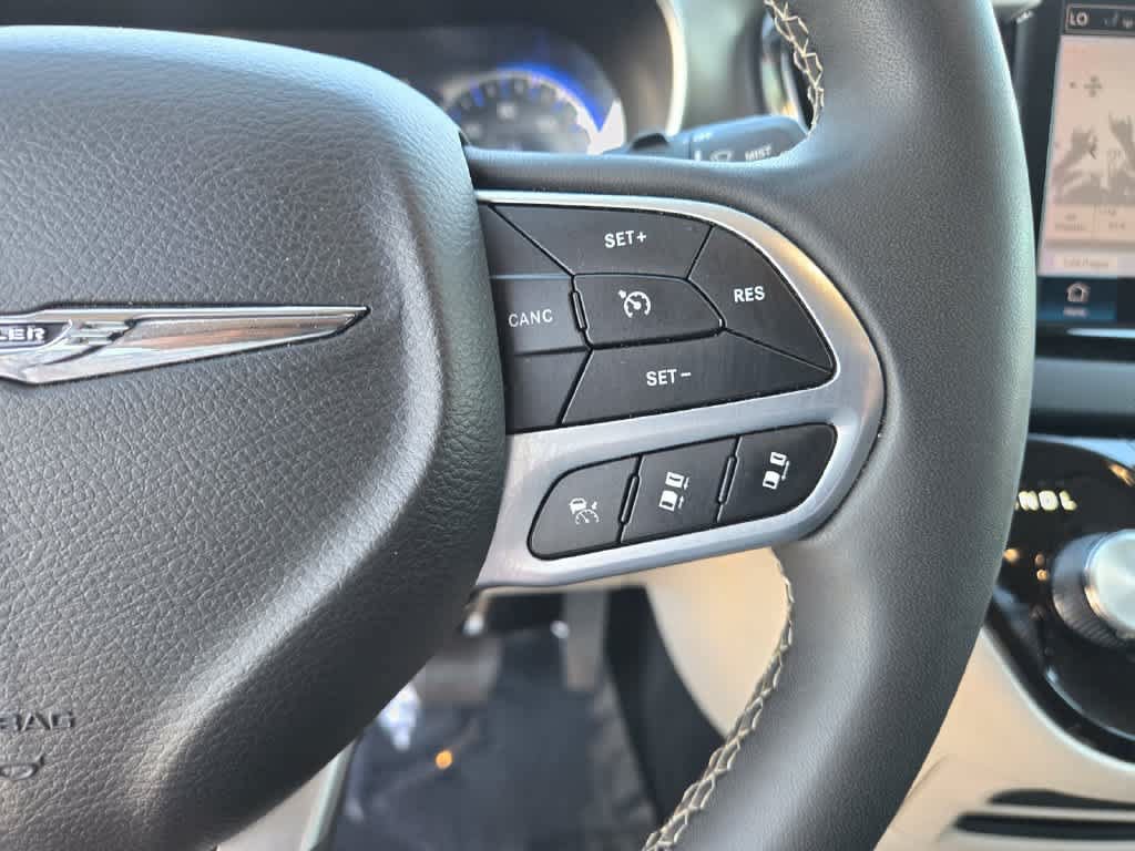 Used 2023 Chrysler Pacifica Touring-L FWD image 20
