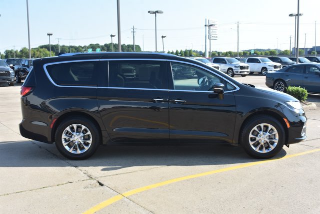 Used 2021 Chrysler Pacifica Touring-L AWD/4WD image 4