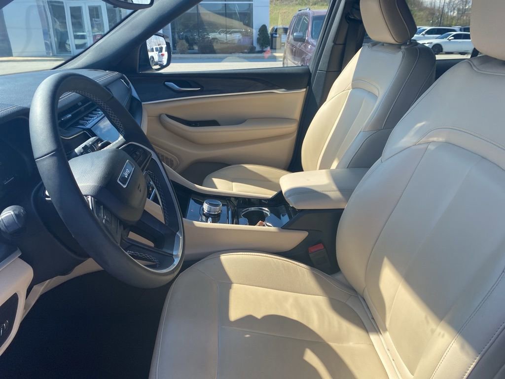 Used 2023 Jeep Grand Cherokee Limited w/ Black Appearance Package image 20