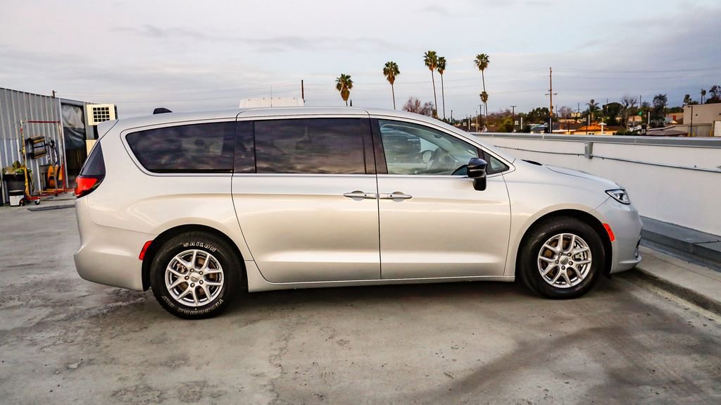 Certified 2024 Chrysler Pacifica Touring-L image 13