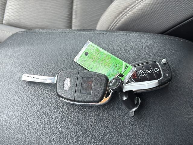 Used 2018 Hyundai Santa Fe SE image 25