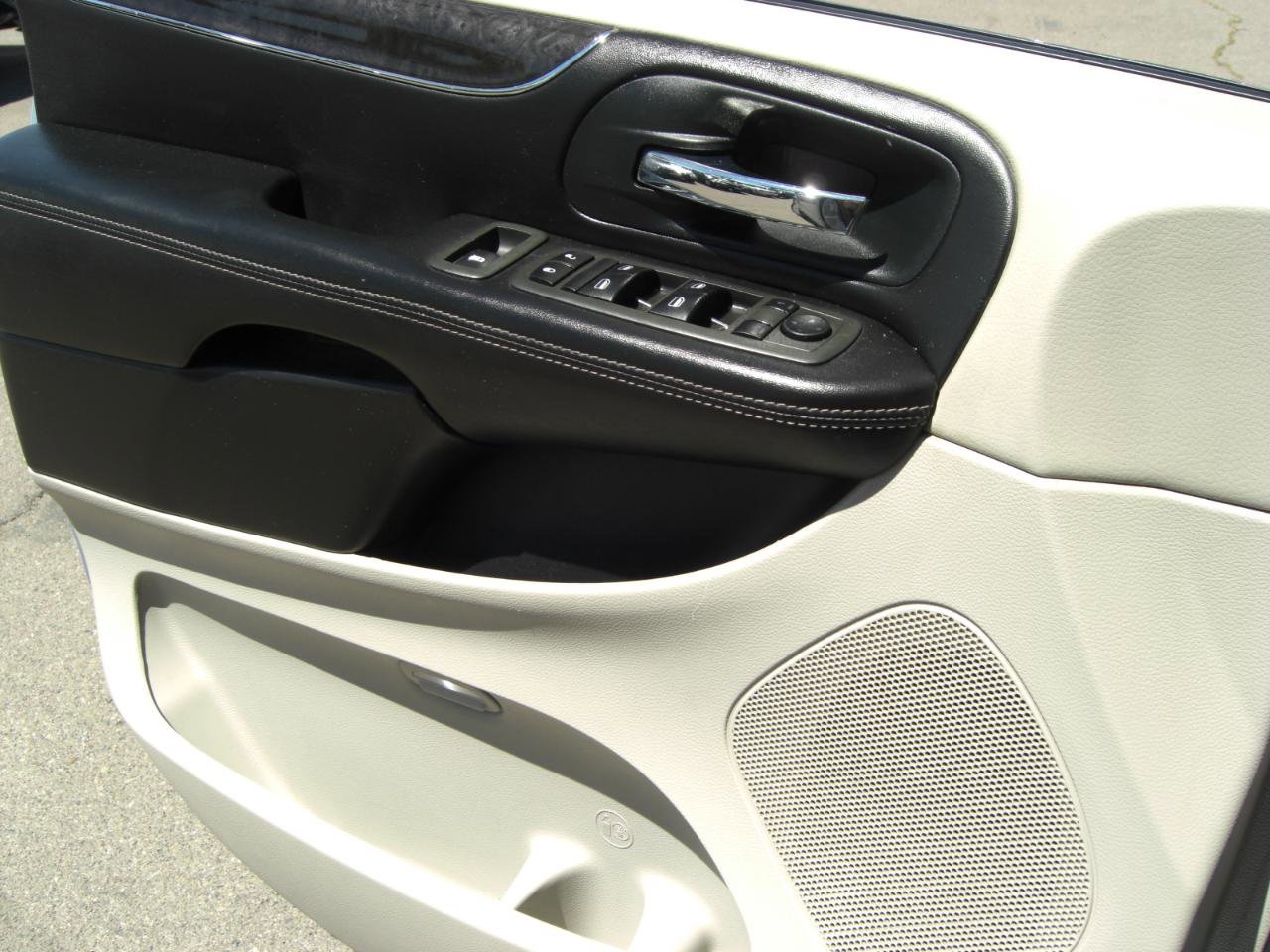 Used 2013 Chrysler Town & Country Touring FWD image 22