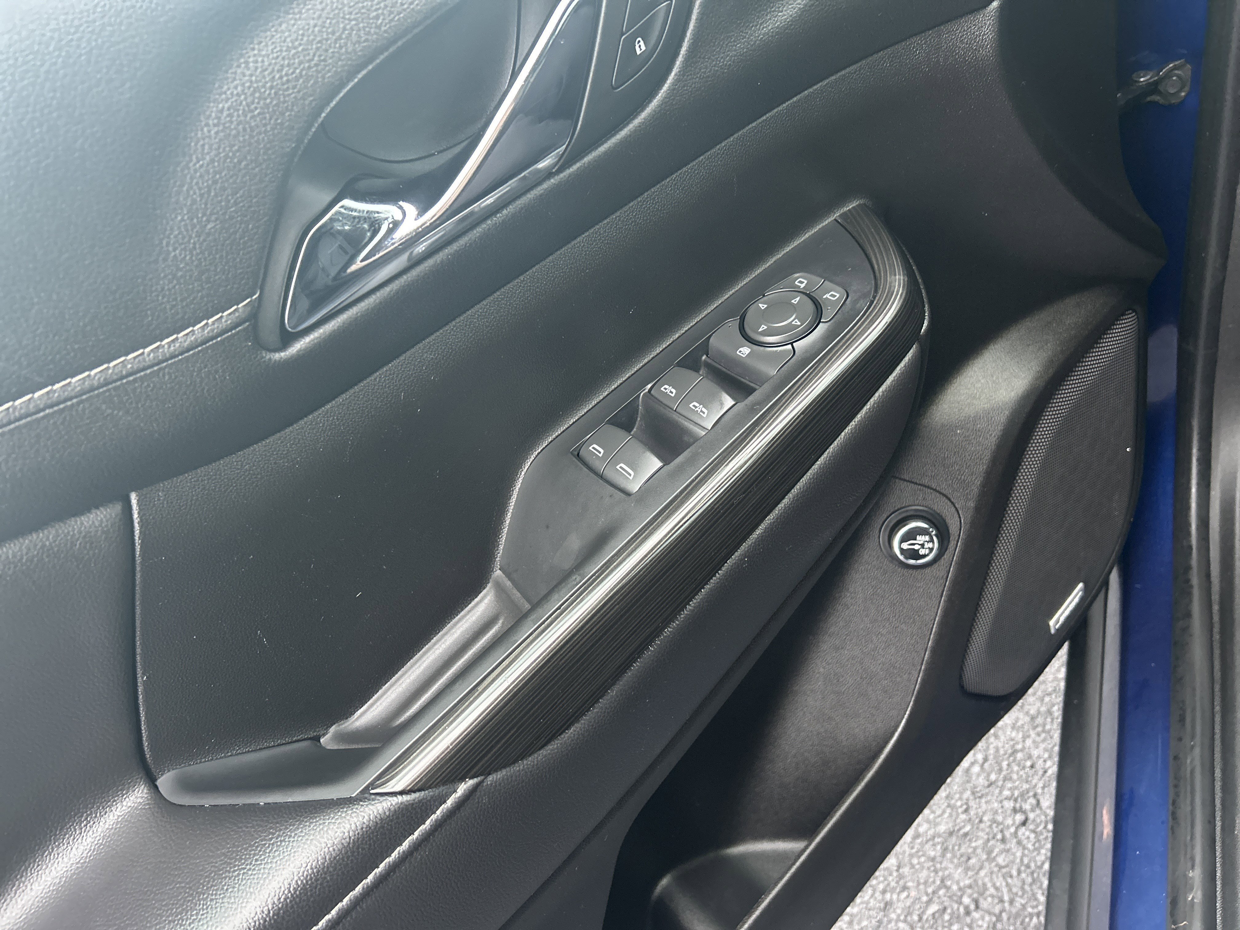 Used 2023 GMC Acadia SLT w/ Elevation Edition image 19