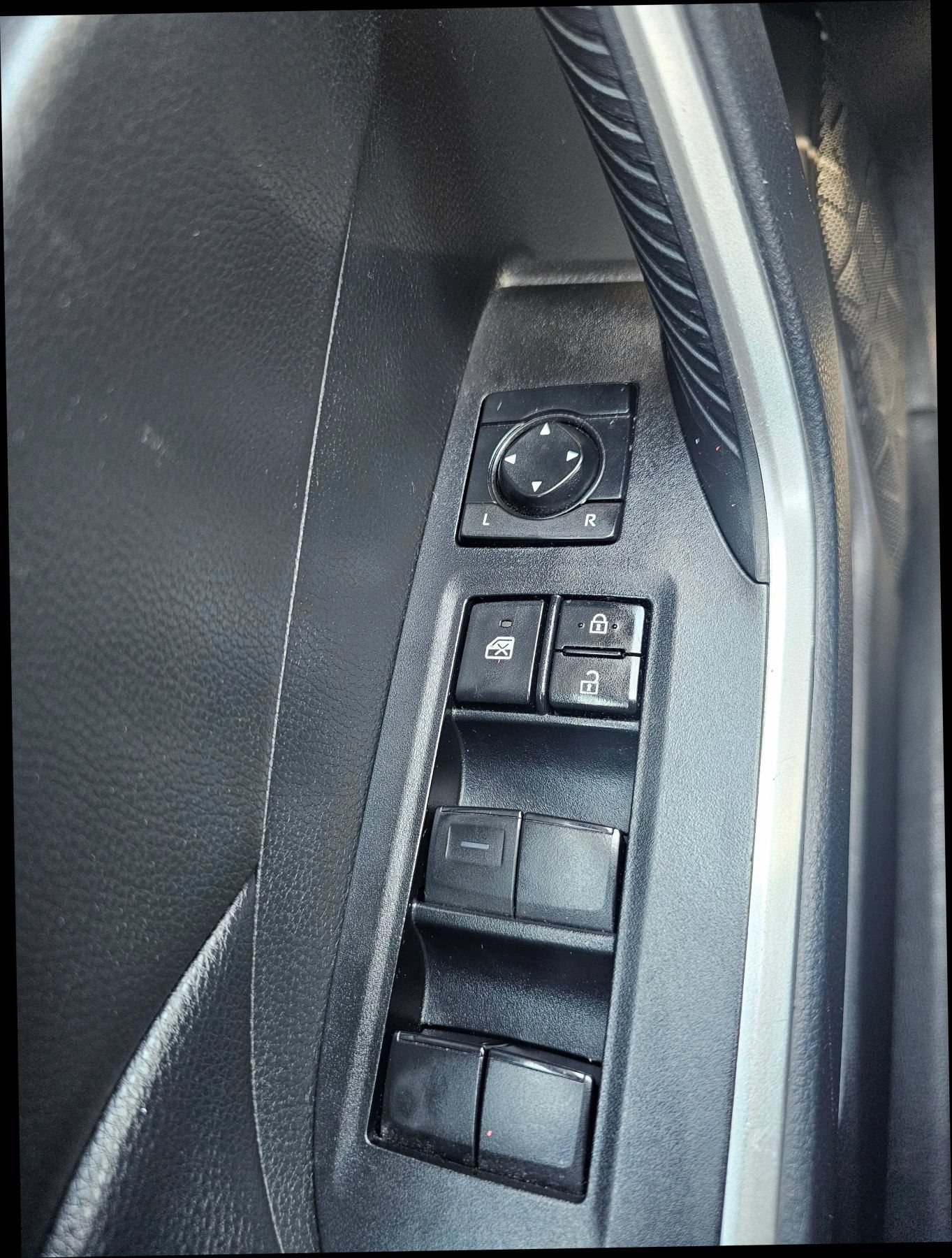 Used 2021 Toyota RAV4 LE AWD/4WD image 18