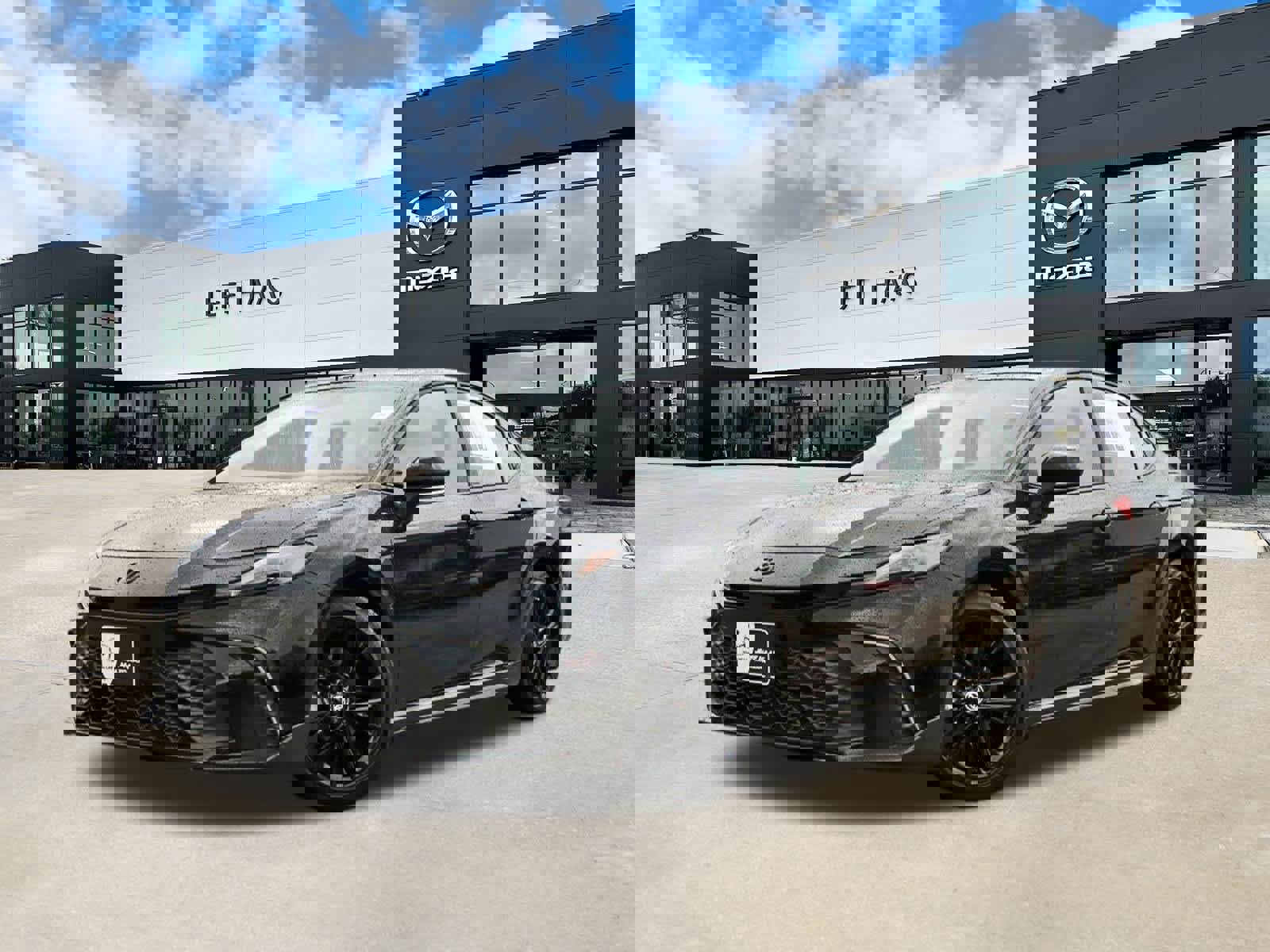 Used 2025 Toyota Camry SE w/ Convenience Package image 1