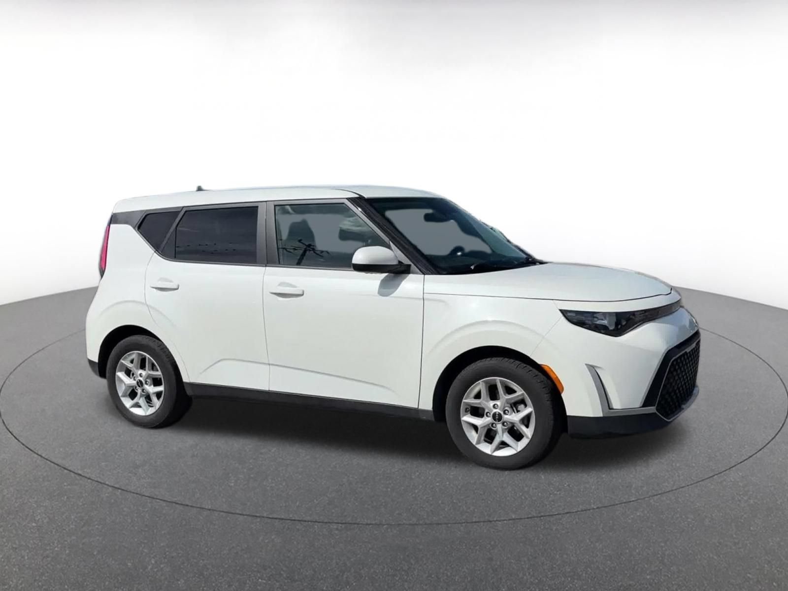 Used 2025 Kia Soul LX w/ LX Technology Package FWD image 2