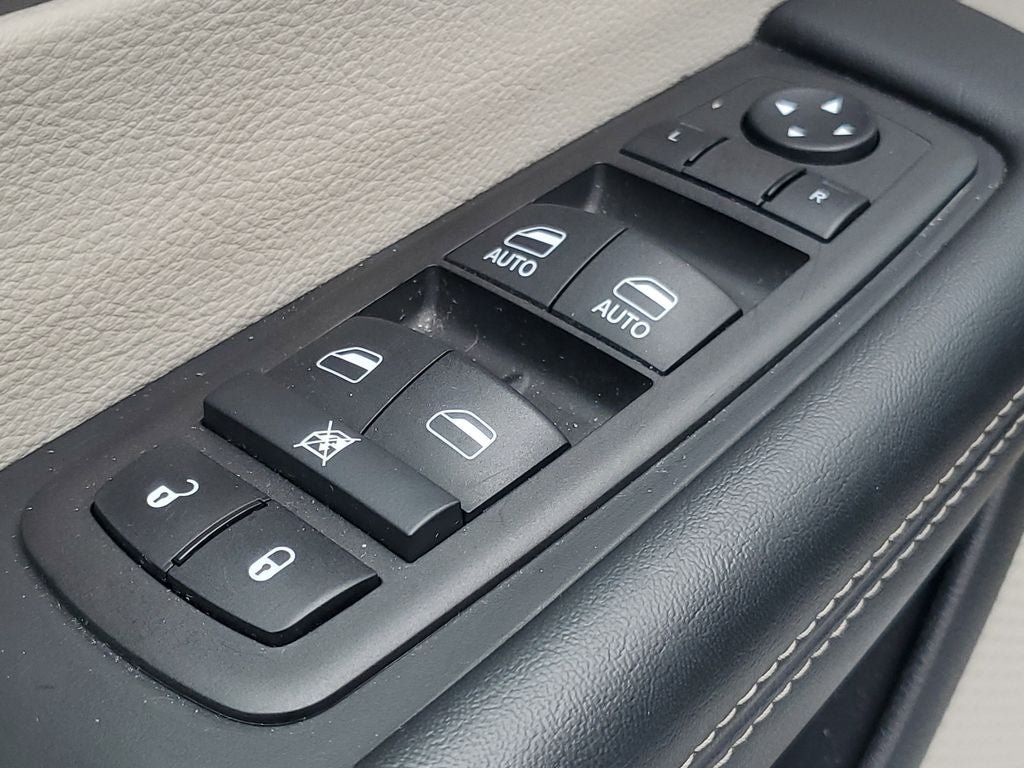 Used 2024 Chrysler Pacifica Touring-L FWD image 11