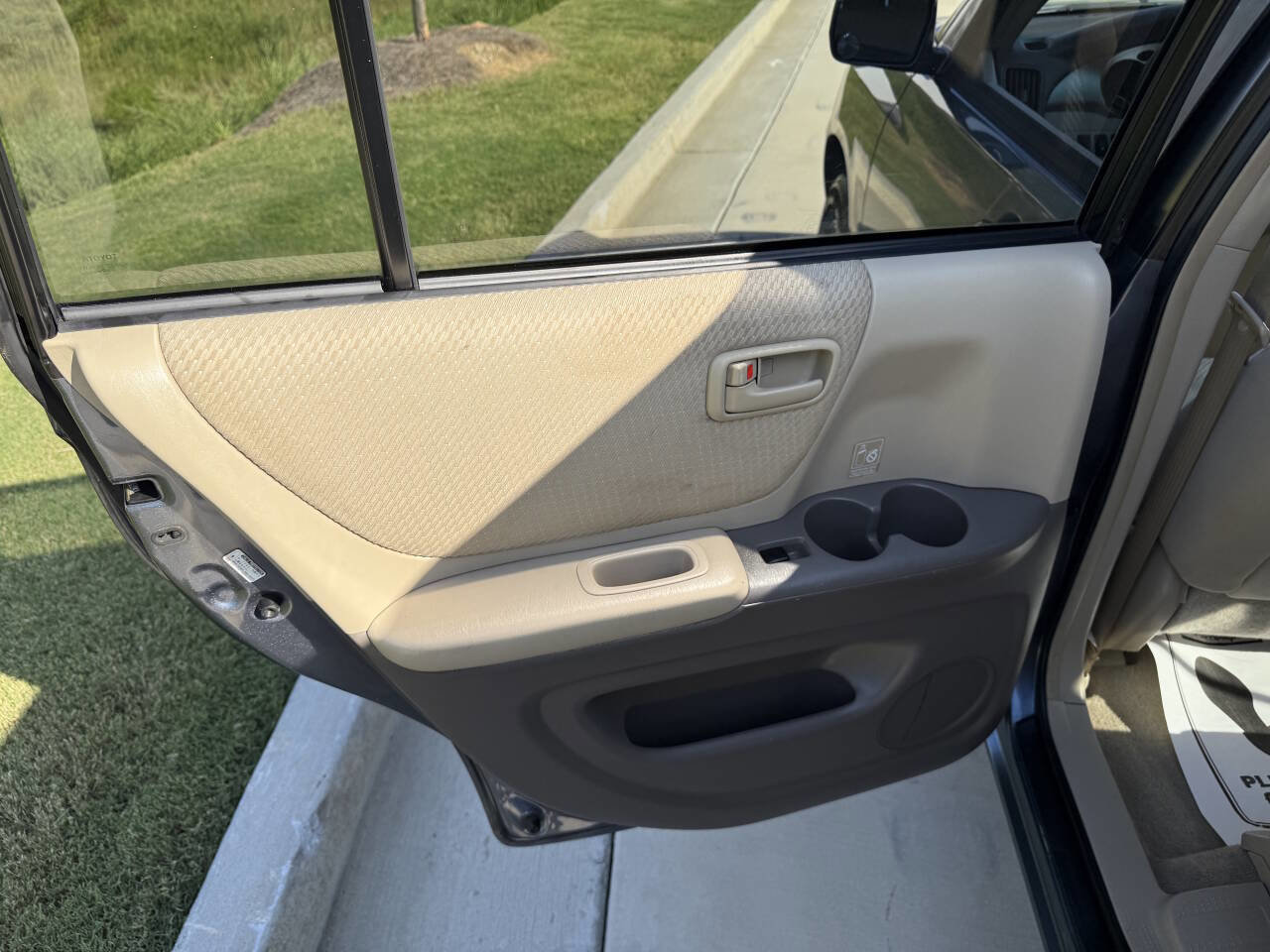 Used 2005 Toyota Highlander 2WD w/ 3rd Row image 2