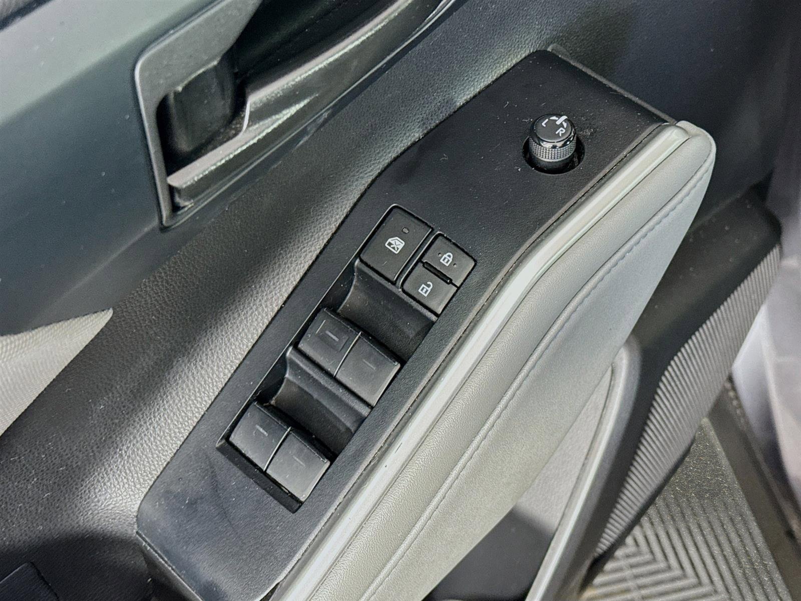 Used 2023 Toyota Highlander LE FWD image 19