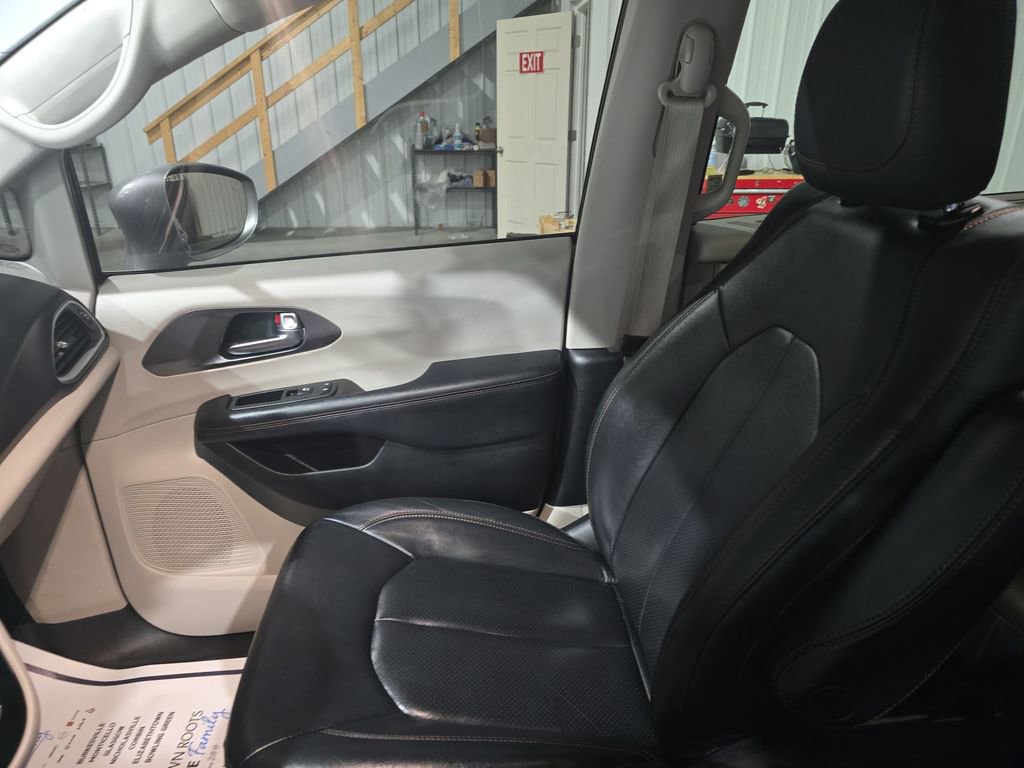 Used 2020 Chrysler Pacifica Touring-L FWD image 11