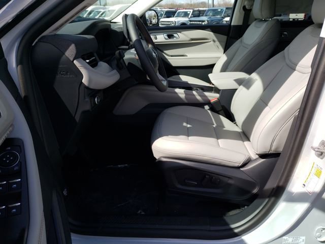 New 2026 Ford Explorer Active w/ Active Comfort Package image 16