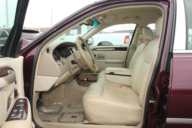 Used 2006 Lincoln Town Car Signature image 8
