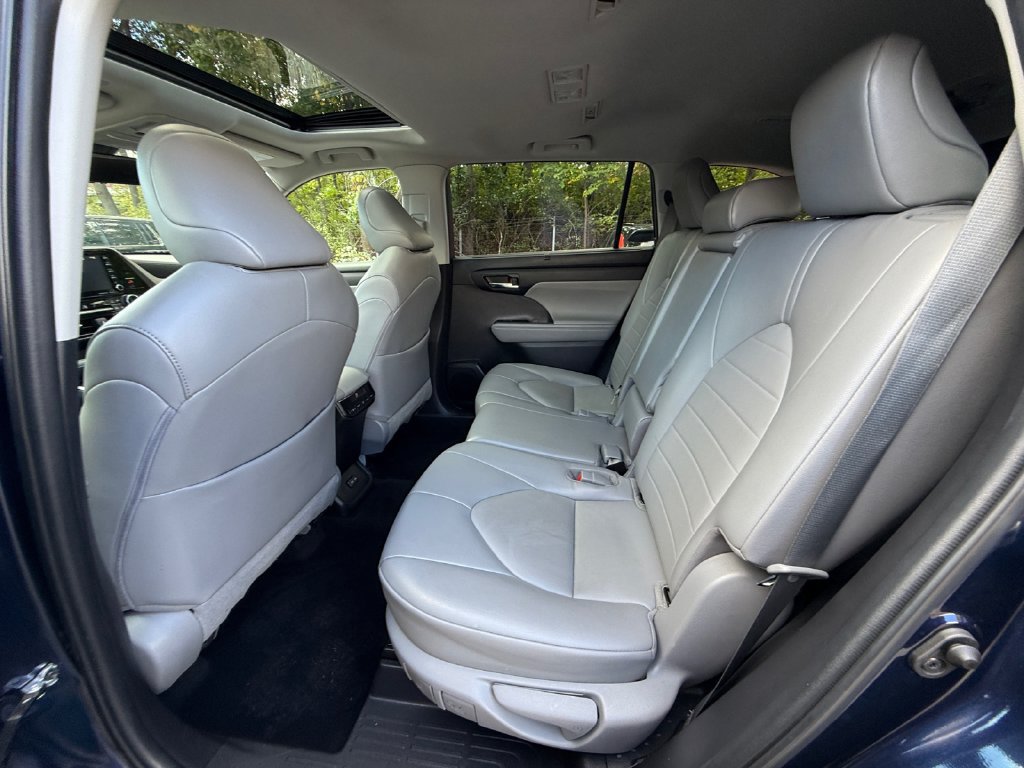 Used 2022 Toyota Highlander XLE AWD/4WD image 24