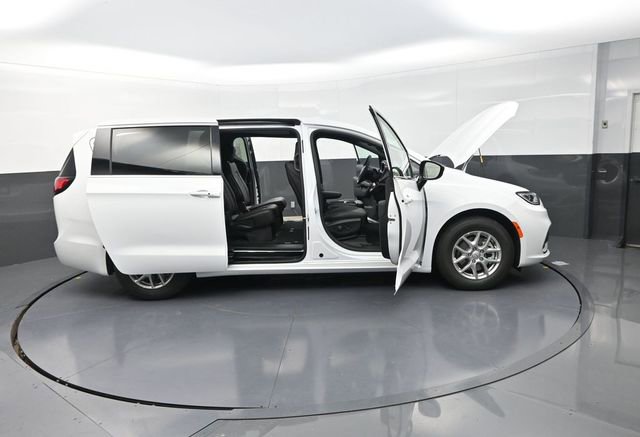 New 2026 Chrysler Pacifica Select image 34